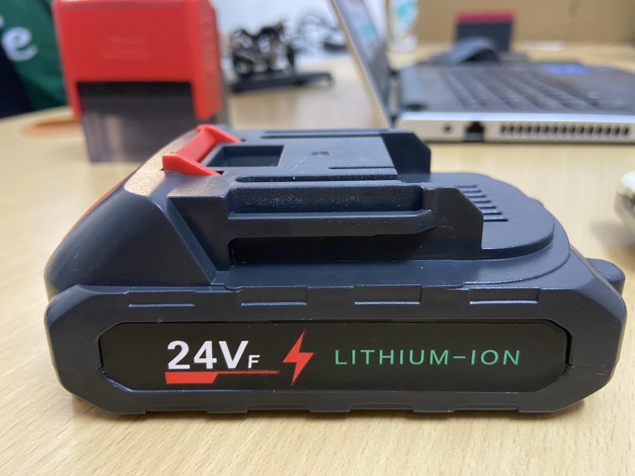 Ảnh thật của máy rửa xe mini cầm tay dùng pin MRX-1T2001